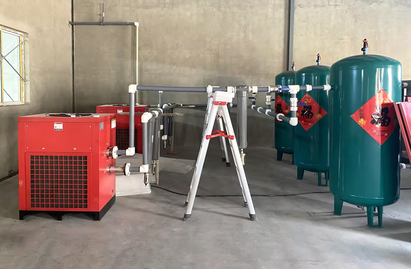 Įrangos modernizavimas gyvulininkystės pramonėje: kaip dvigubo ekrano (90kW) oro kompresorius padeda įmonėms pasiekti efektyvią ir energiją taupančią gamybą?